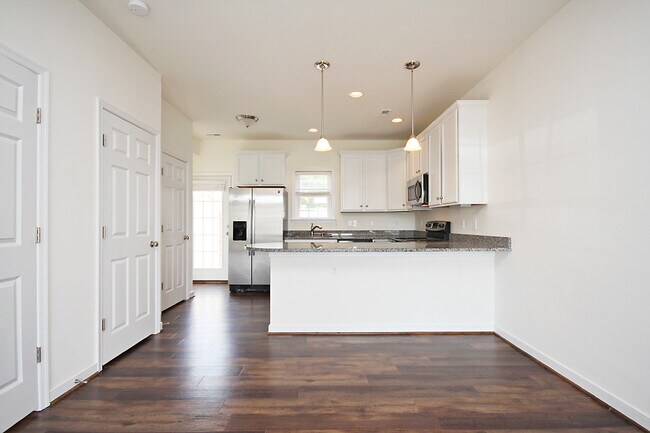 Building Photo - Dog-Friendly Old Trail Townhome