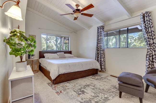 Building Photo - 2820 Greenway Dr