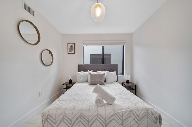 Building Photo - 1432 SW 22nd Ave