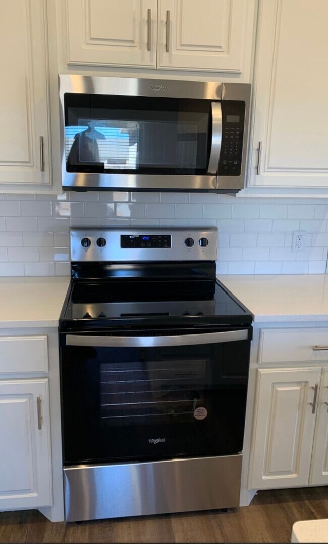 Building Photo - Brand new open concept quartz countertops