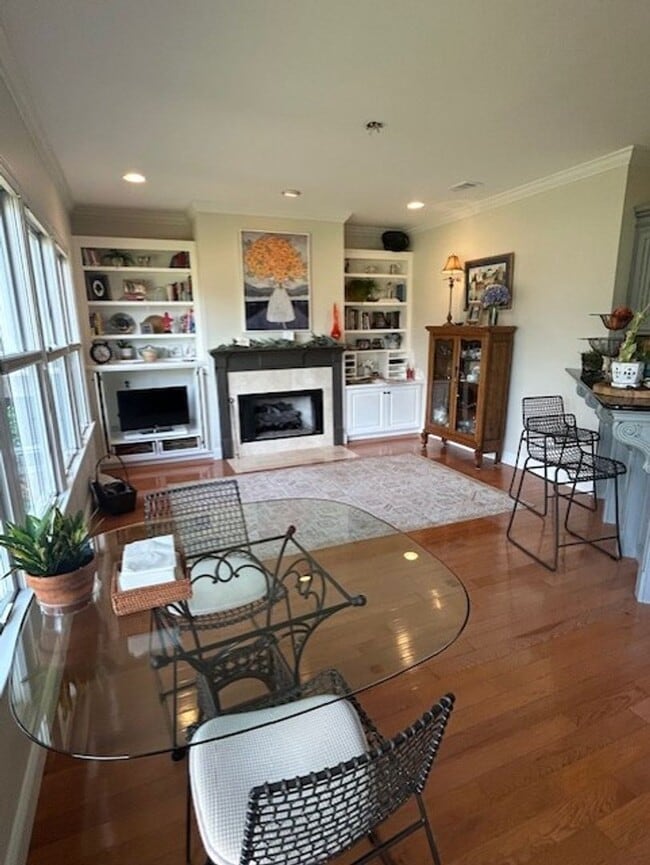 Building Photo - 411 Indigo