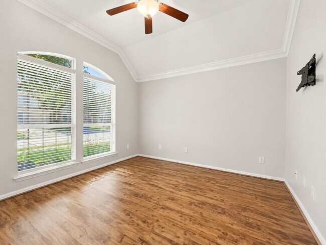 Building Photo - 6114 Menor Crest Dr