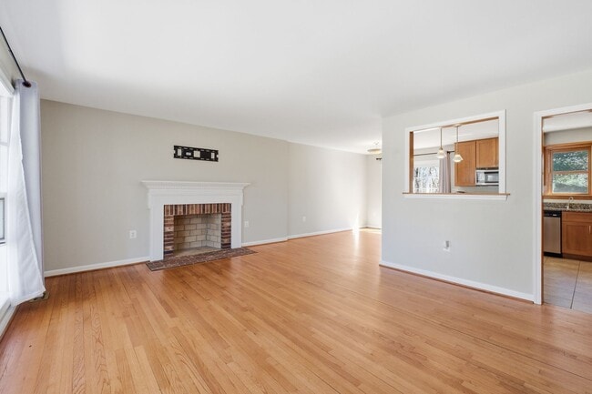 Building Photo - 5BR / 3BA Home with Flexible Living Space & Tree-Lined Views