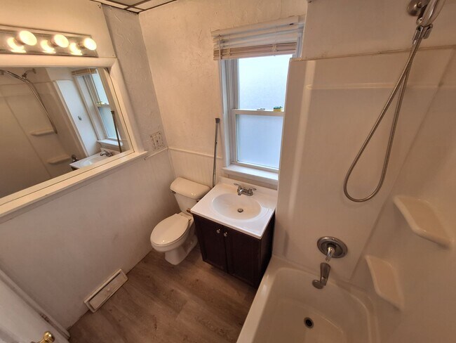 Building Photo - AVAILABLE June 1st - 6 Bedroom, 2 Bath House with Garage $200 Off First Months Rent!