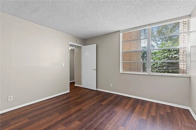 Building Photo - 9470 Live Oak Pl