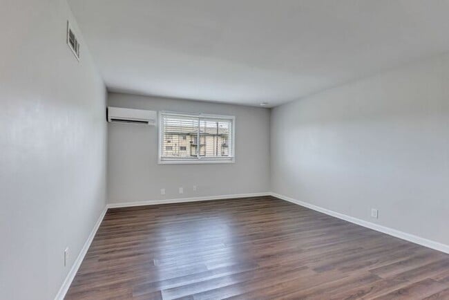 Building Photo - Remodeled 1 Bedroom Apartment!!! Walk to t...
