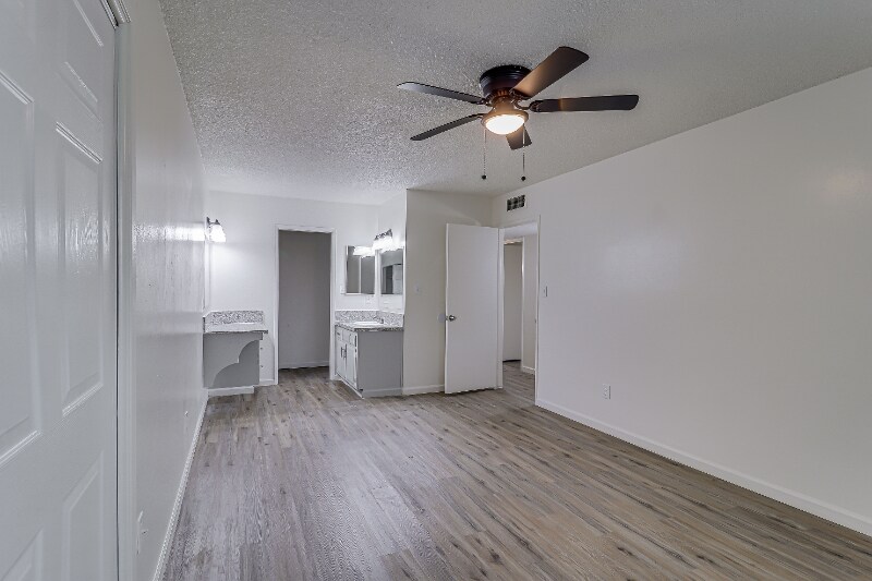 Building Photo - 1001 Mira Loma Dr