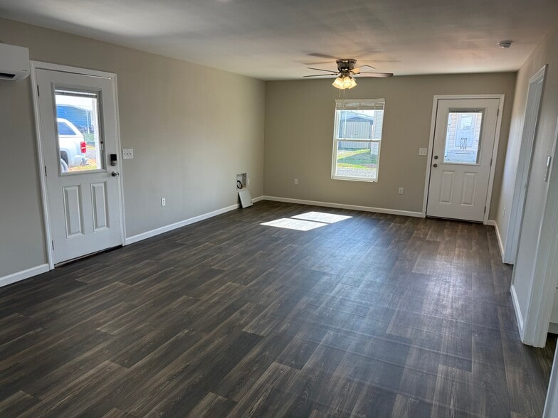 Building Photo - 80 Redwood Ln