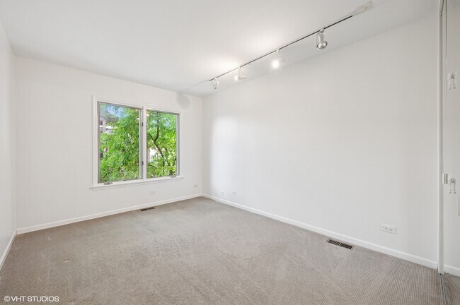 Building Photo - 636 W Schubert Ave