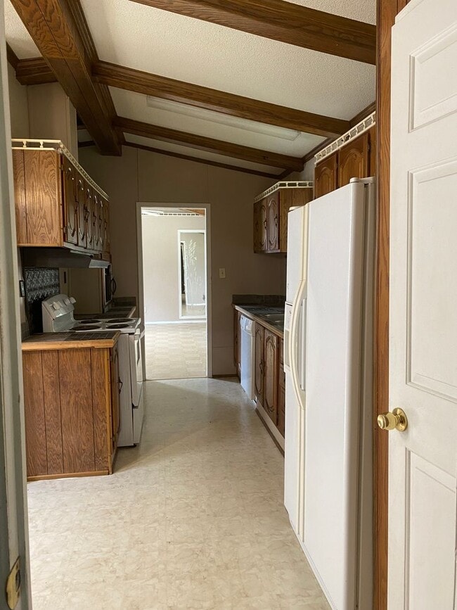 Building Photo - Three Bedroom , 2 Bathroom , large yard