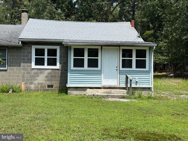 Building Photo - 4001 N Lakeshore Dr