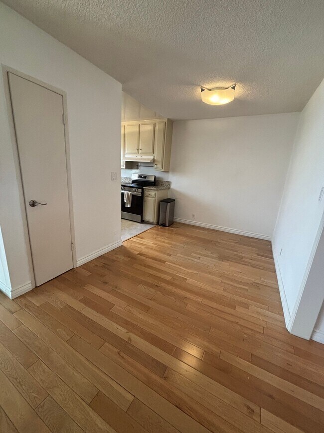 Building Photo - 2042 Beachwood Dr