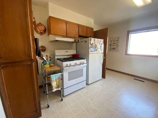 Building Photo - Quiet, Cozy 2-Bedroom Home Located in York...