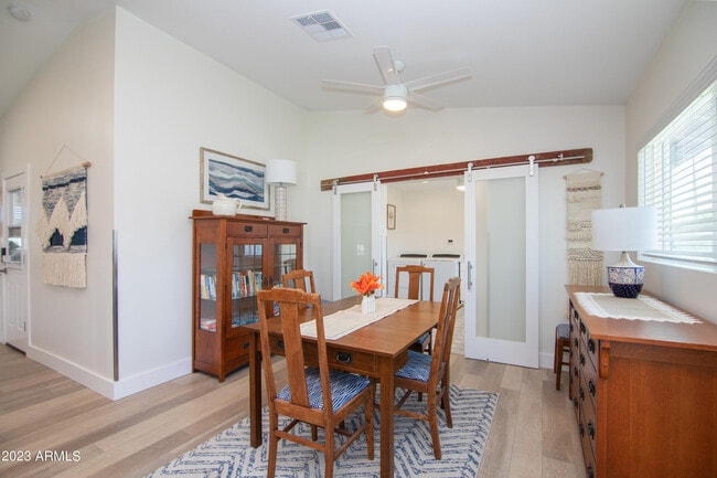 Building Photo - 4335 E Clarendon Ave