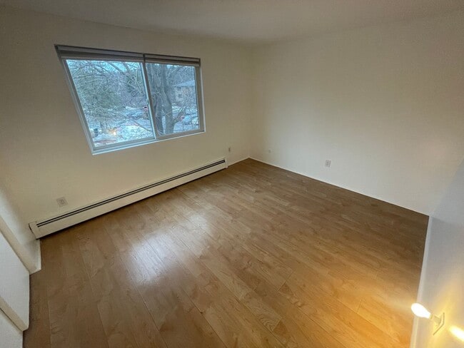 Building Photo - Quiet Corner Apartment in the Heart of Salem