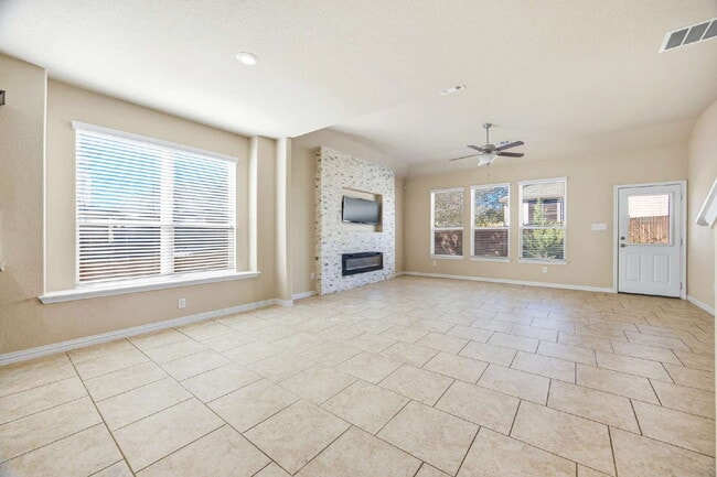 Building Photo - Spacious 4 bed 2.5 bath home available for rent