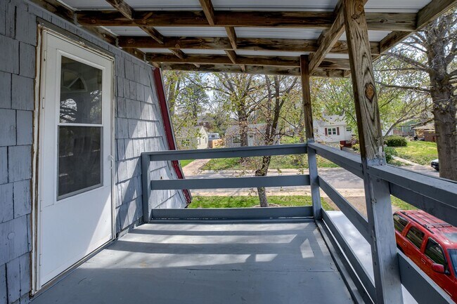 Building Photo - 6 Month Lease! 3Bed 2Bath with 3 Stall Garage!