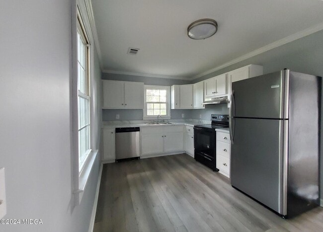 Building Photo - 48 E Morse St