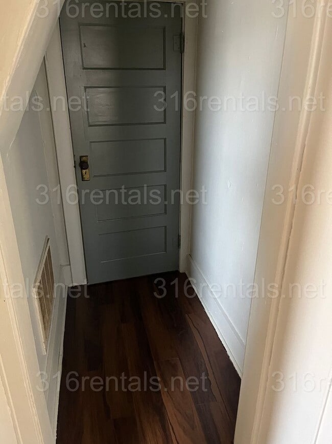 Building Photo - $700 - 1 bed 1 bath - Single Family Home