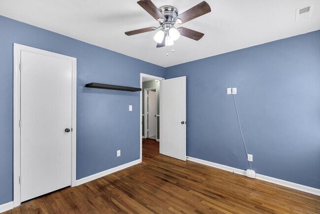 Building Photo - Adorable Brick Ranch- Piney Green Area
