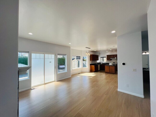 Building Photo - 4 Bedroom 2.5 Bathroom Home w/ Garage In Ferndale!