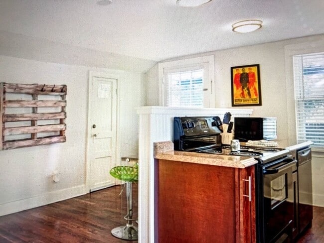 Building Photo - 1 bedroom in East Nashville. Minutes to 5 ...