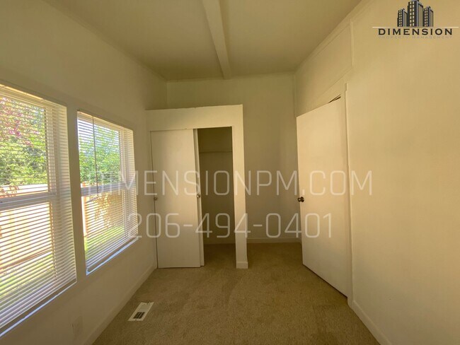 Building Photo - 4 Bed 2.5 Bath Remodelled Manufactured Home in Kent! Available NOW! Easy self showings!