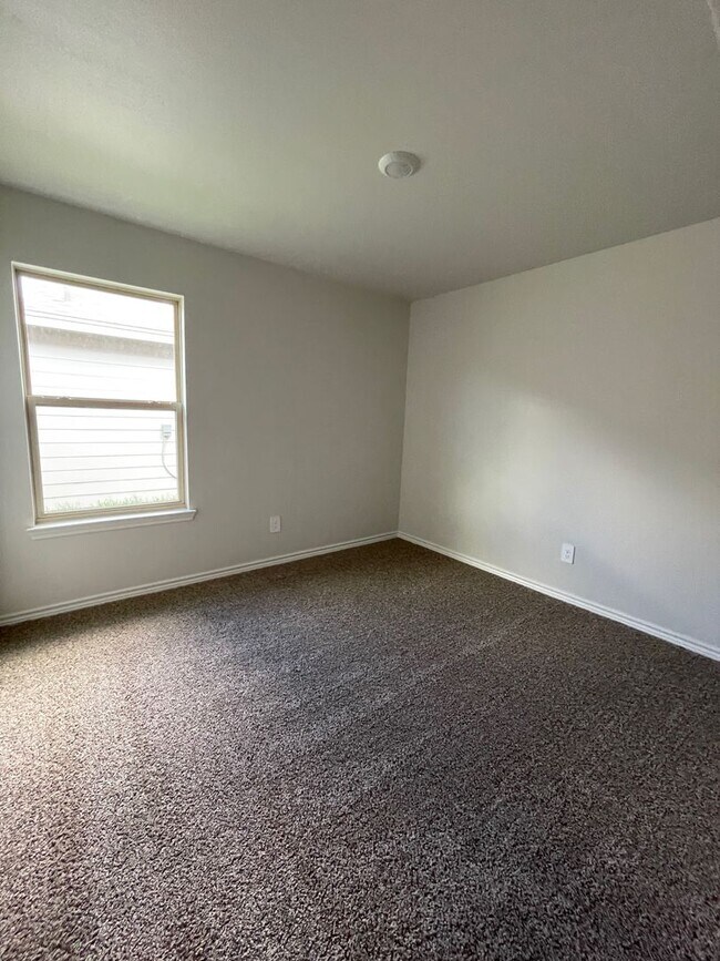 Building Photo - Half off deposit for OCTOBER