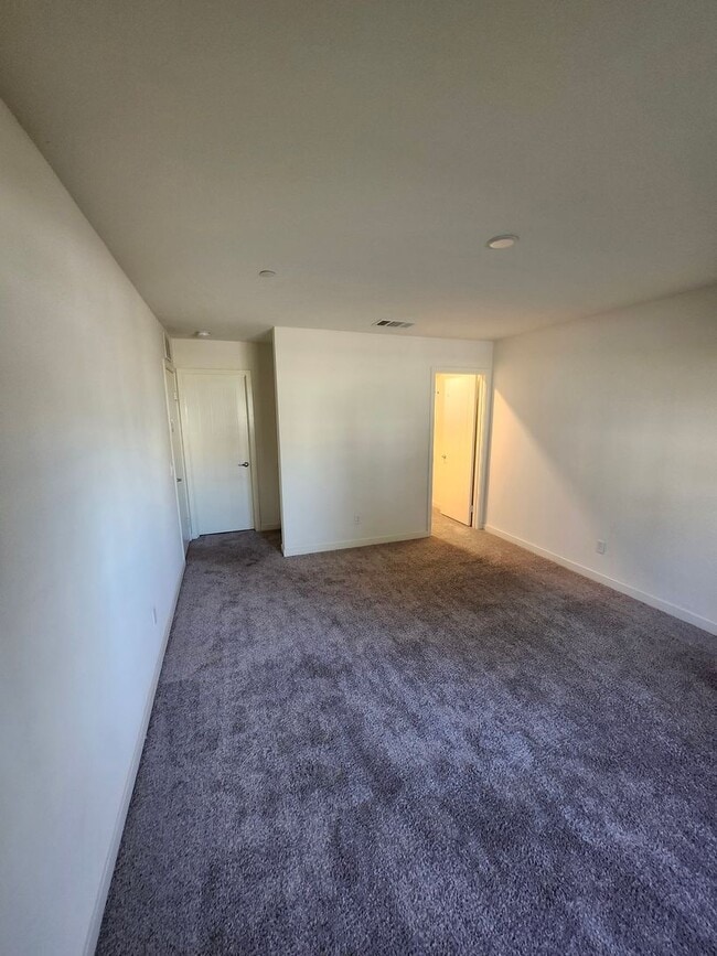 Building Photo - Gorgeous Tri-level Townhouse 3 beds 3 1/2 ...