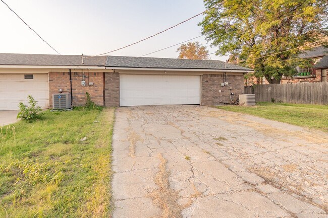 Building Photo - 3103 SW 27th Ave