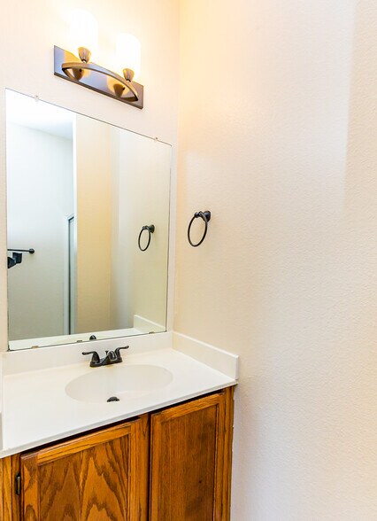 Master Bathroom - 3001 Whisper Oaks Ln