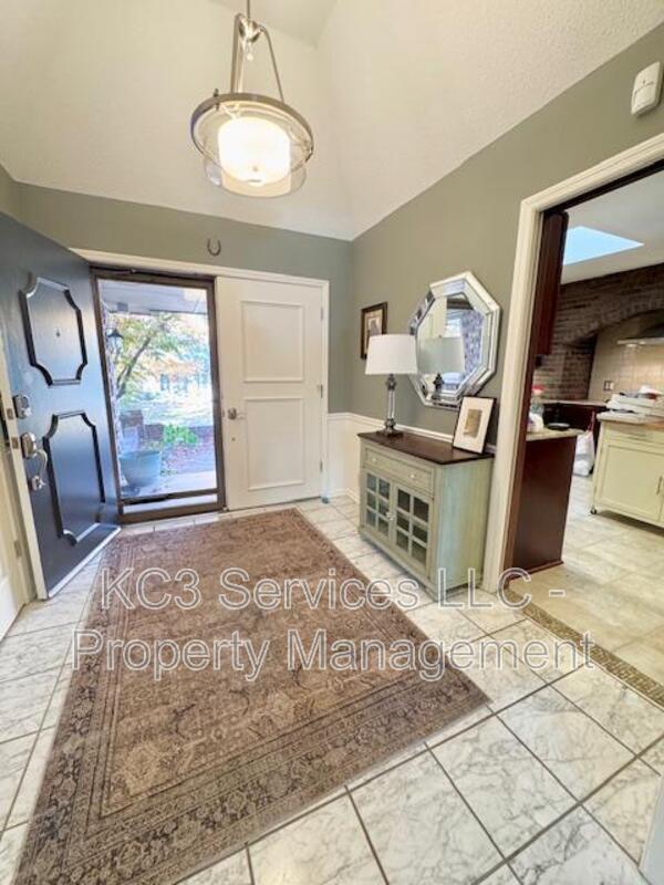 Building Photo - 615 E 101st Ter