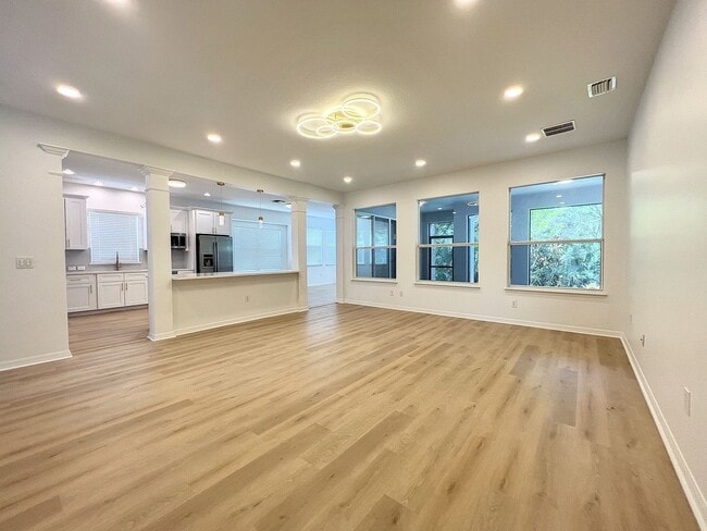 Building Photo - Beautifully Renovated Home in Tampa Palms ...