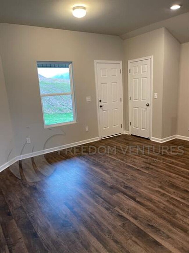 Building Photo - Modern 3-Bedroom Home with Spacious Backya...