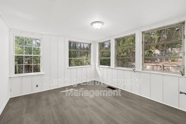 Building Photo - 805 Vanderbilt St