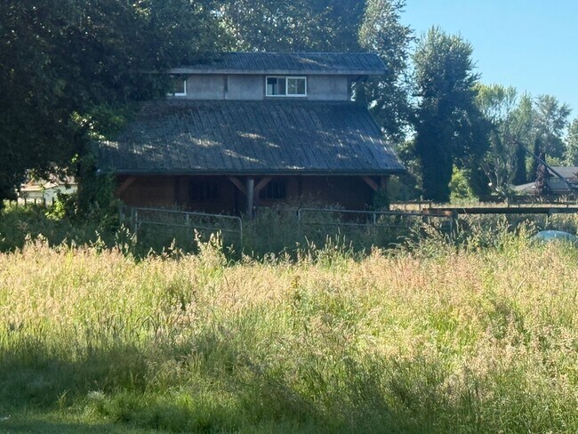 Building Photo - Large Mount Vernon Home on Acreage
