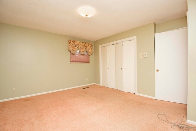 Building Photo - Halls 37938 - 4 bedroom, bath home with 4 garage spaces - Call Susan Niedergeses 865-300-4722