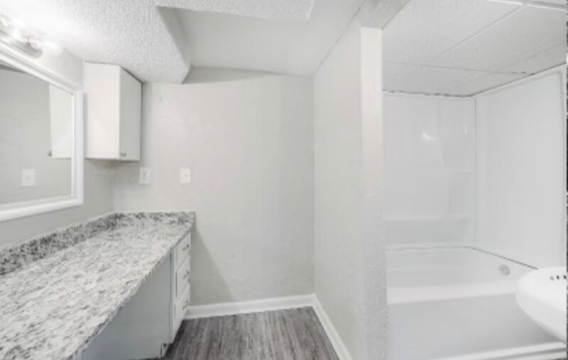 Building Photo - 673 Des Moines Dr