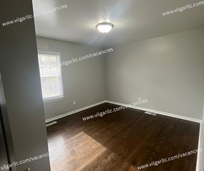 Building Photo - 3 Large Bedrooms • 1 Bathroom home in Gary...