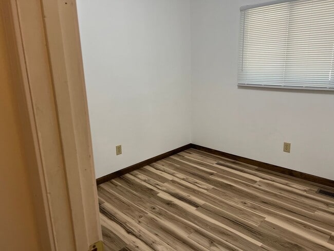 Building Photo - 4 Bedroom, 1.5 Bathroom Duplex Home Near I...
