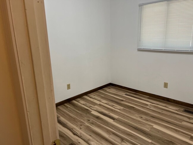 Building Photo - 4 Bedroom, 1.5 Bathroom Duplex on Blooming...