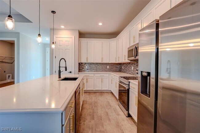 Building Photo - 428 SW 28th Pl