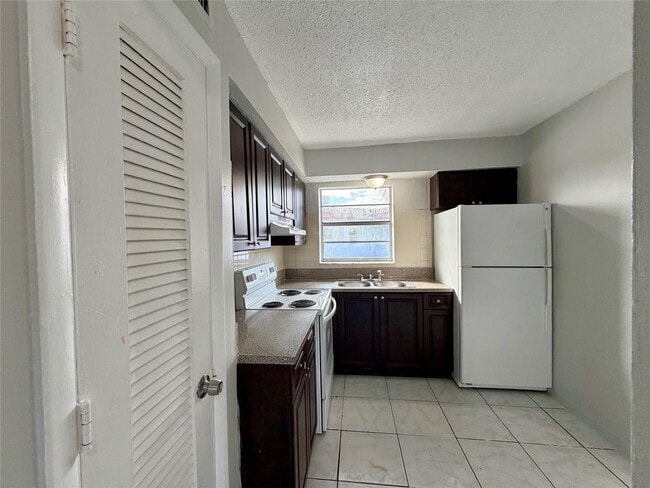 Building Photo - 874 SW 10th Dr