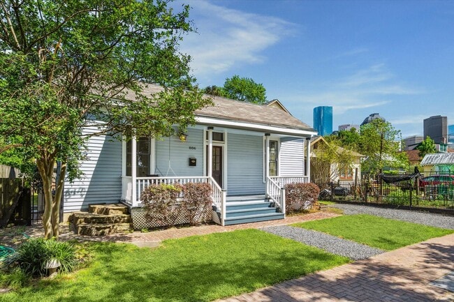 Building Photo - 806 Sabine St