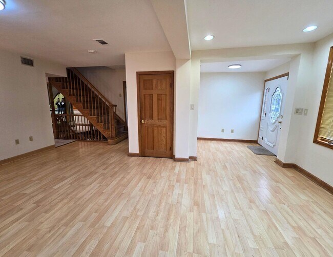 Building Photo - 911 80th St