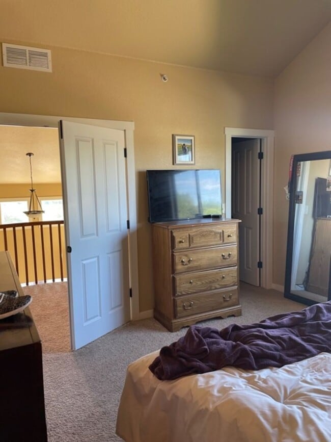 Building Photo - Gorgeous End-Unit Townhome Backing to Open Space!