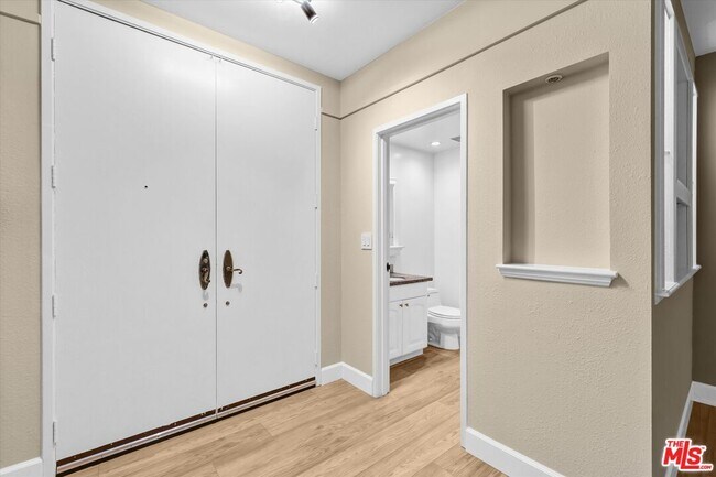 Building Photo - 1131 Alta Loma Rd