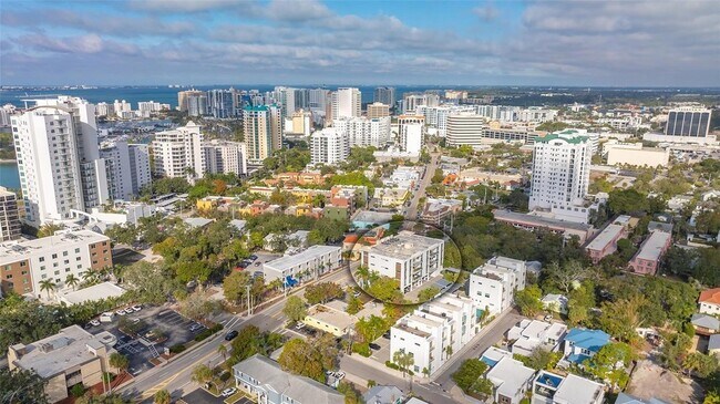 Building Photo - 635 S Orange Ave