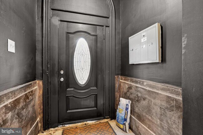 Building Photo - 1733 W Oxford St