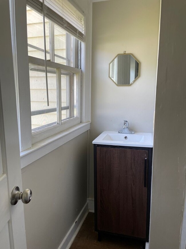 Building Photo - 4 BED 2 BATH TWO STORY HOME IN TROY!